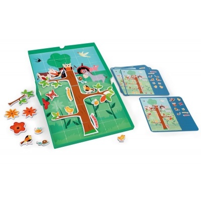Puzzle de madeira colorido com animais e cartas de jogo.
