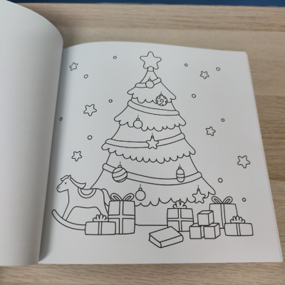 Livro de colorir com desenho de árvore de Natal, presentes e cavalinho de balanço