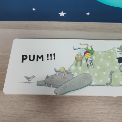 Ilustração de livro infantil com hipopótamo, gatos e passarinho e texto PUM !!!