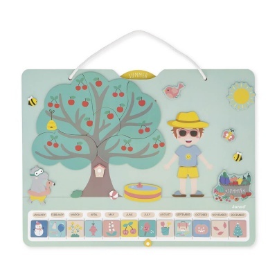 Placa decorativa infantil colorida de madeira com árvore, criança, piscina e calendário do ano.