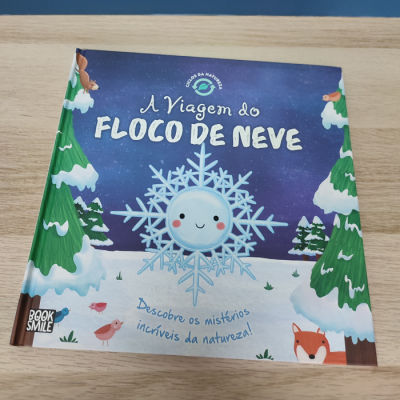Capa de livro infantil com floco de neve sorridente e elementos da natureza cobertos de neve