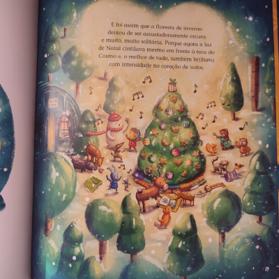 Página de livro ilustrado com árvore de Natal e animais a cantar na neve