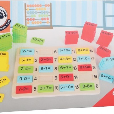 Jogo educativo em madeira com peças coloridas e operações matemáticas