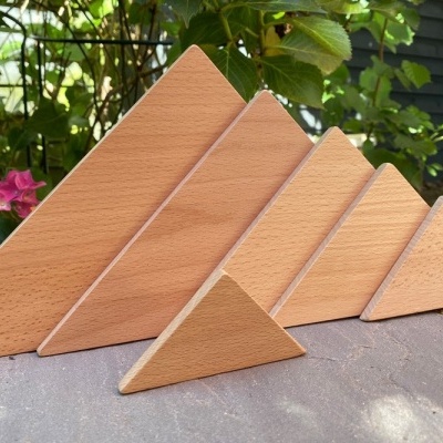 Conjunto de triângulos de madeira clara de vários tamanhos com texto TICKIT®