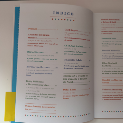 Página de índice de livro com títulos e autores em várias cores