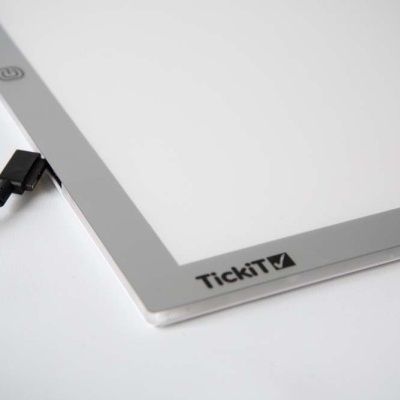 Painel luminoso branco retangular com botão e texto TickiT