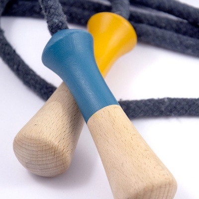 Corda para saltar com pegas coloridas e corda preta