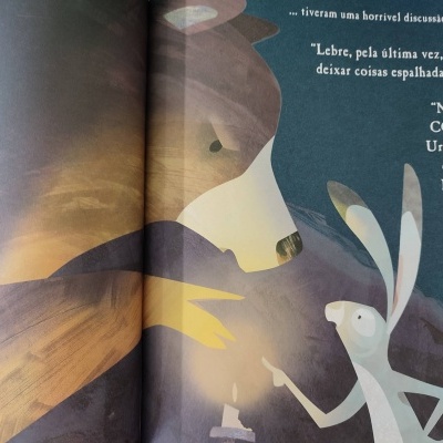 Ilustração de lebre e urso discutindo com texto em português no livro infantil aberto.