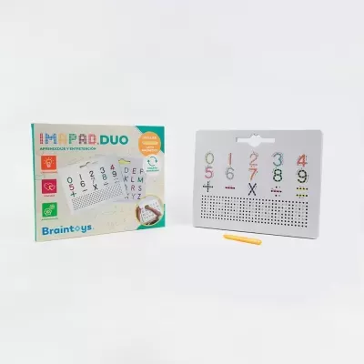 Produto educativo com caderno branco, letras e números coloridos, caneta amarela e embalagem Braintoys MH PRO.DUO
