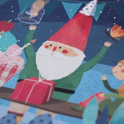 tecido estampado com gnomo, presente e personagens em ambiente festivo