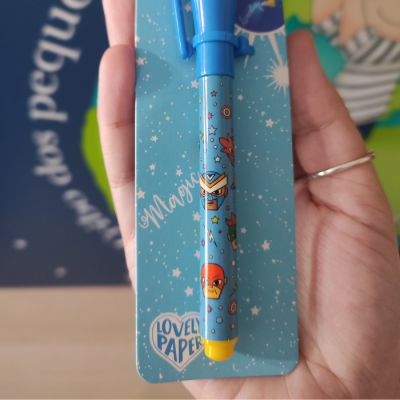 Caneta azul decorada com personagens e embalagem azul com texto