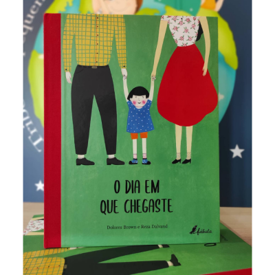 Capa de livro infantil verde com ilustracao de familia de tres pessoas e texto no centro.