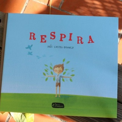 Capa do livro infantil RESPIRA azul e verde com ilustração de criança
