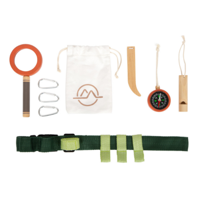 Conjunto de ferramentas de campismo arrumado em fundo branco