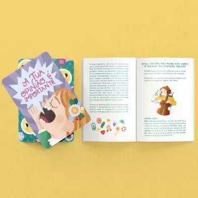 Livros infantis coloridos com texto em português, um aberto mostrando ilustrações e texto, em fundo amarelo.