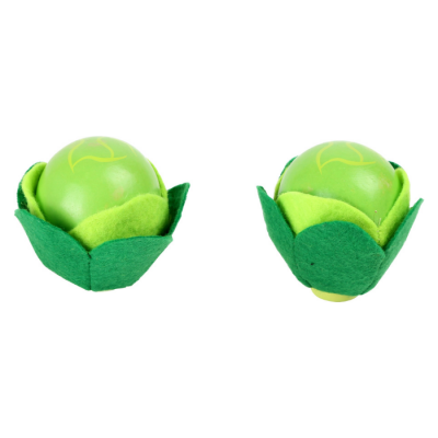 Dois brinquedos redondos verdes com pétalas de tecido verde