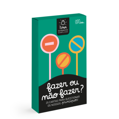 Caixa verde com sinais de trânsito e texto promocional