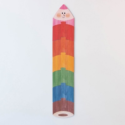 Lápis de madeira colorido tipo puzzle com rosto sorridente