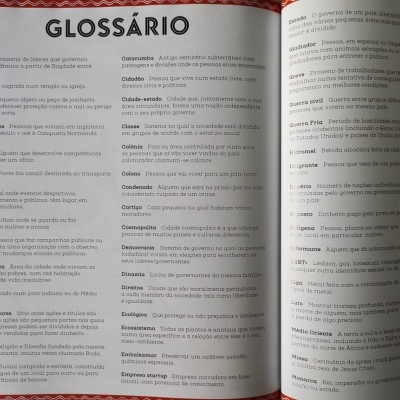 Página de glossário com texto em português, borda vermelha decorativa