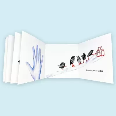 Livro infantil aberto com ilustrações de mãos e pássaros e texto em português