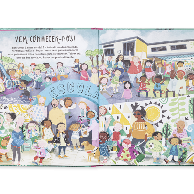 Livro infantil aberto com ilustrações de escola e crianças coloridas