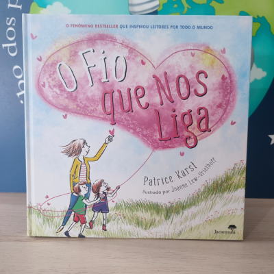 Capa de livro 'O Fio que Nos Liga' com ilustração de uma mulher e duas crianças