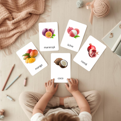 Cartas educativas de frutas com criança sentada no chão