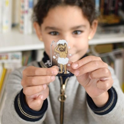 Autocolante transparente com a imagem de um homem cartoon a tomar banho, segurado por uma criança.