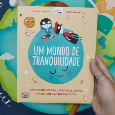 Capa de livro infantil amarelo com ilustrações coloridas e texto em português