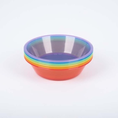 Quatro tigelas de plástico coloridas empilhadas sobre fundo branco