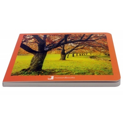 Livro com capa de árvores outonais em relva verde e moldura alaranjada