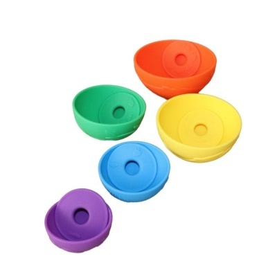 Conjunto de cinco tigelas de silicone coloridas empilhadas