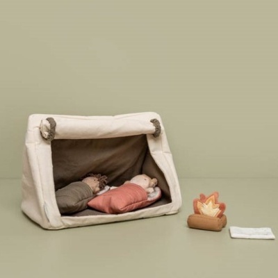 bonecas de pano a dormir dentro de tenda de tecido bege com fogo falso e papel branco à frente