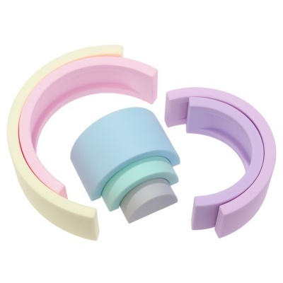 Brinquedo de blocos empilháveis em madeira com cores pastel