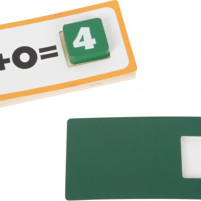 Jogo educativo com cartão de operação matemática e peças verdes