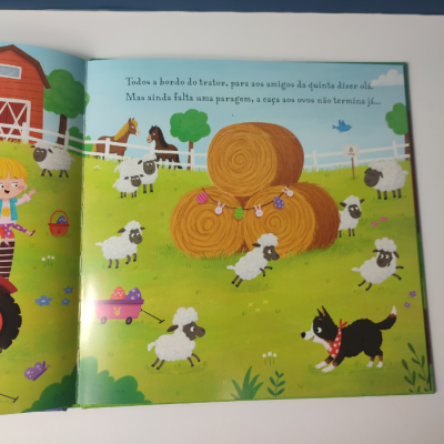 Página de livro infantil ilustrado com ovelhas, cão, ovos coloridos, fardos de palha e celeiro em quinta