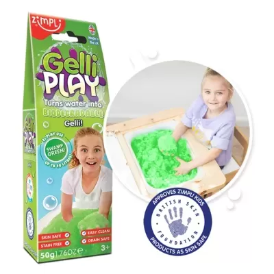 Embalagem do Gelli Play verde com criança brincando com gel verde num tabuleiro