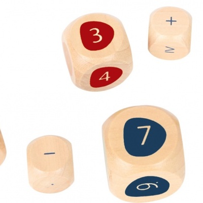 Conjunto de dados de madeira com números e símbolos coloridos