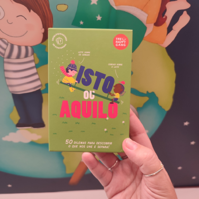 Baralho de cartas verde com texto colorido e ilustração de crianças a brincar