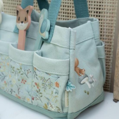 Saco organizador em tecido com padrão floral e alças com suportes de plástico em forma de animais