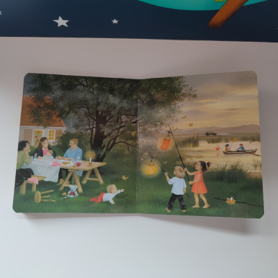 Página aberta de livro infantil com ilustração ao ar livre de família e crianças com lanternas de papel