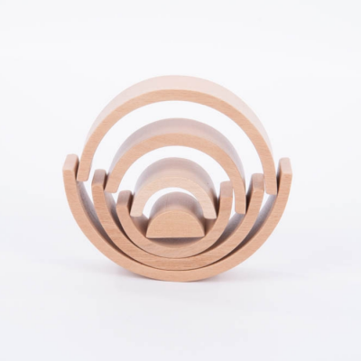 Brinquedo em madeira natural com cinco arcos semicirculares empilhados