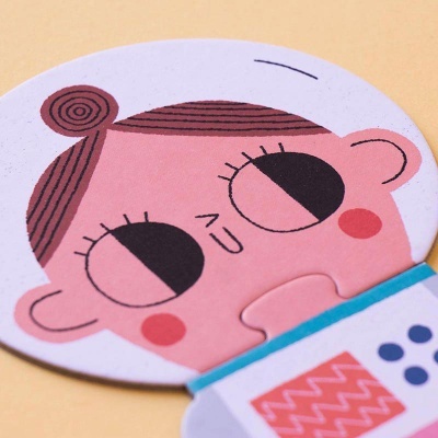 Porta-copos redondo ilustrado com rosto de personagem feminina cor de rosa e castanho