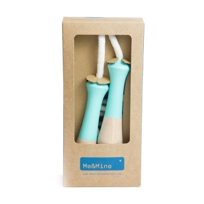 Corda para saltar com pegas em madeira azul-turquesa e natural em embalagem de cartão