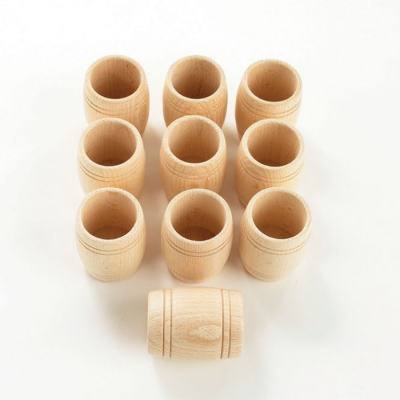 Nove pequenos barris de madeira clara, com grão visível, dispostos em fundo branco