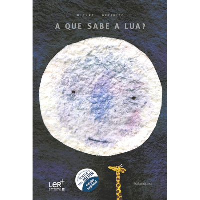 Capa do livro 'A QUE SABE A LUA?' com desenho da lua e uma girafa