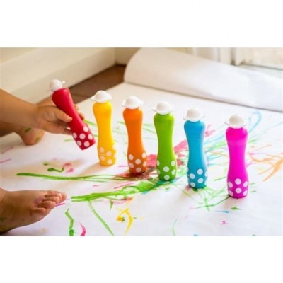 Seis marcadores de pintura infantis coloridos com tampas brancas sobre papel pintado.