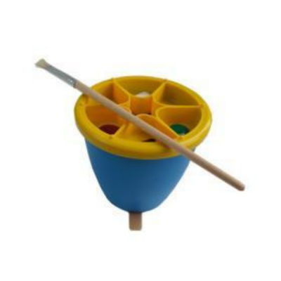 Pincel e paleta de pintura em plástico e madeira sobre fundo branco