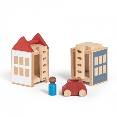 Brinquedos de madeira: duas casinhas, boneco azul e carro vermelho.