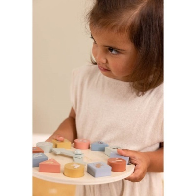 Criança a segurar tabuleiro de madeira com peças geométricas coloridas